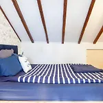 Mouraria I, Eco-duplex, French Balcony & Smart Check-in Apartment Lissabon